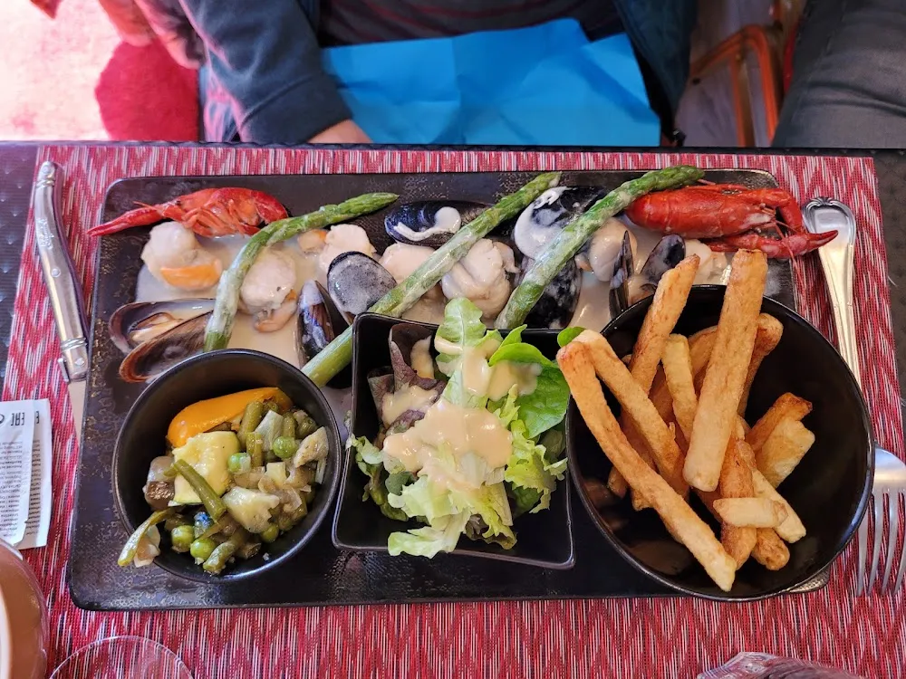 Brochette de Saint Jacques Aux Asperges Et Écrevisses